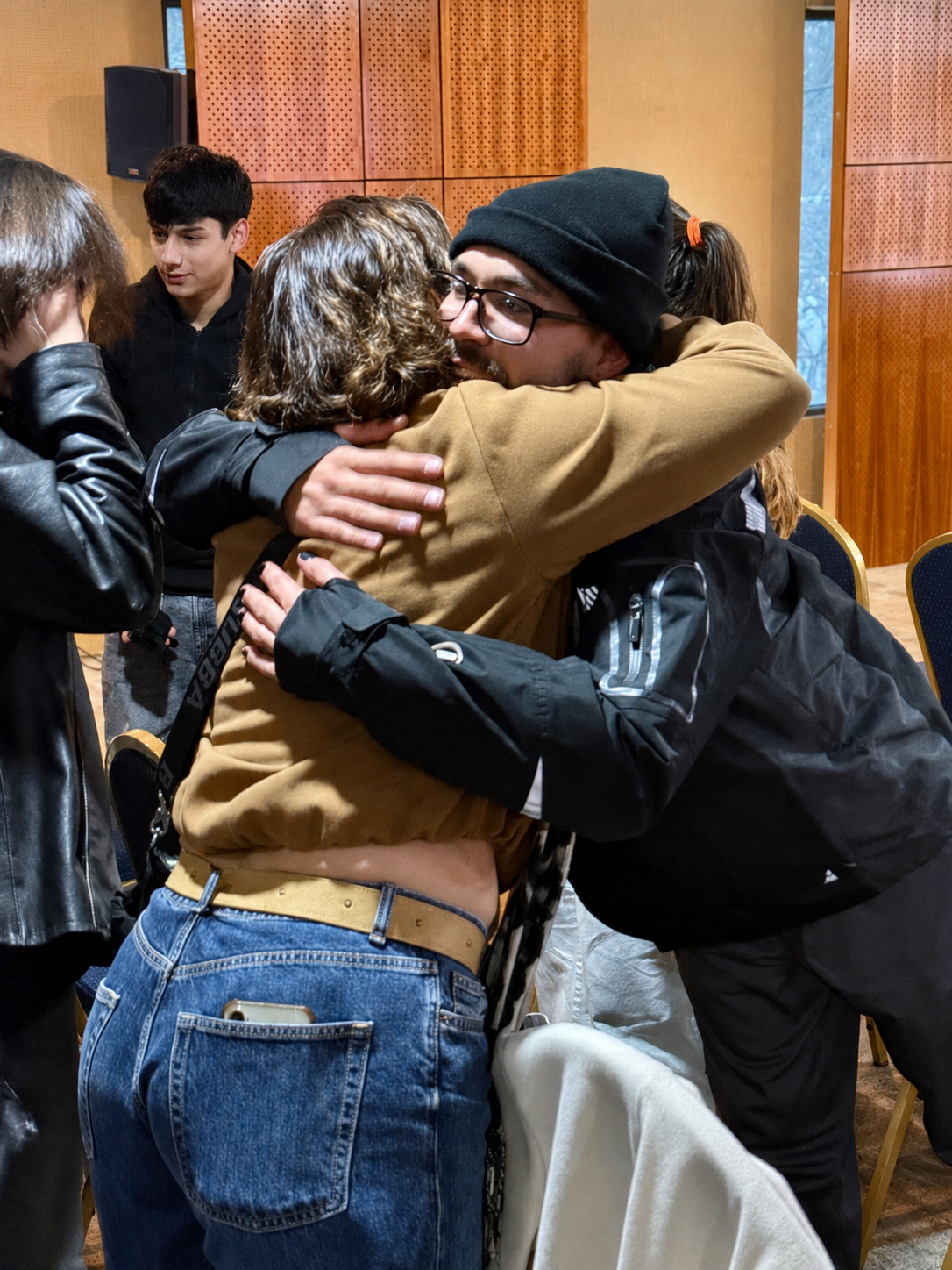 Personas acompañándose en Libertad Iglesia